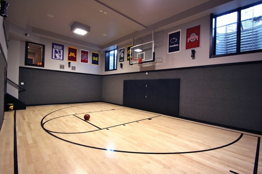  Does gym have basketball courts 